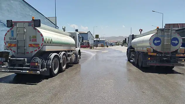Oto Sanayi Sitesi'nde yol yıkama çalışmaları
