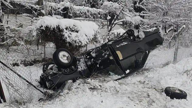 Otomobil devrildi: 5 yaralı