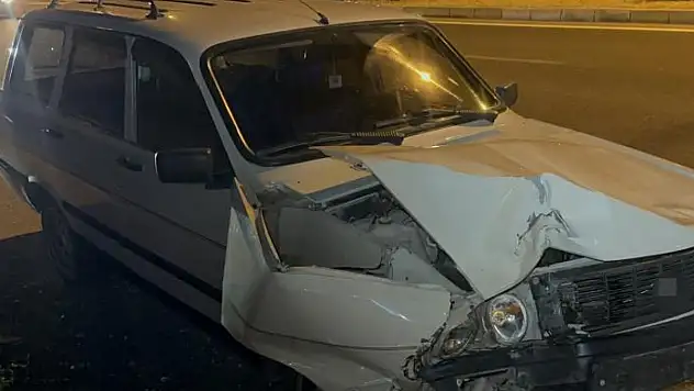 Otomobil ile elektrikli motosiklet çarpıştı