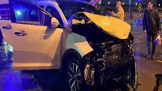 Otomobil ile halk otobüsü çarpıştı: 1 yaralı