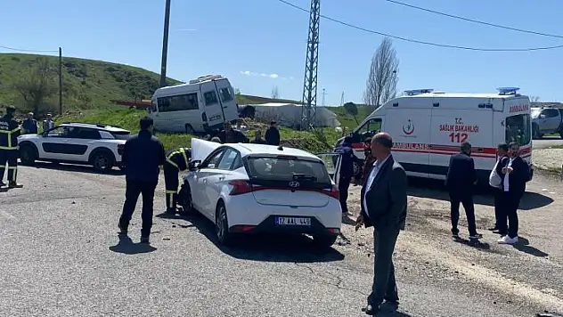 Otomobil ile minibüs çarpıştı, kazada 4 kişi yaralandı