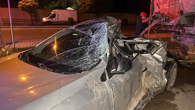 Otomobil park halindeki tırın altında kağıt gibi ezildi