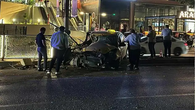 Otomobil refüjdeki bariyerlere çarptı: 1 yaralı