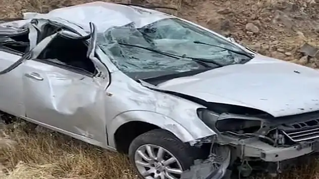 Otomobil şarampole yuvarlandı: 2 yaralı