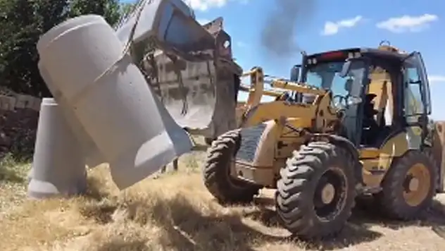 Oyalı Mahallesi'nde büz boru döşeme çalışmaları