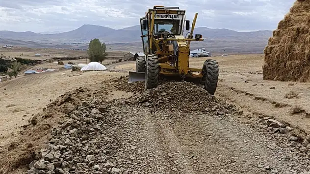 Özalp Belediyesi'nden yol bakım ve onarım çalışmaları