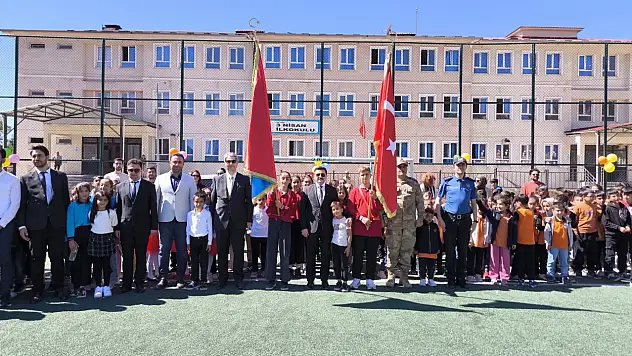 Özalp'ta ilköğretim haftası coşkuyla kutlandı