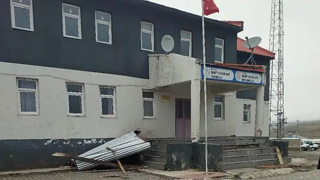 Özalp'te fırtına hasara neden oldu