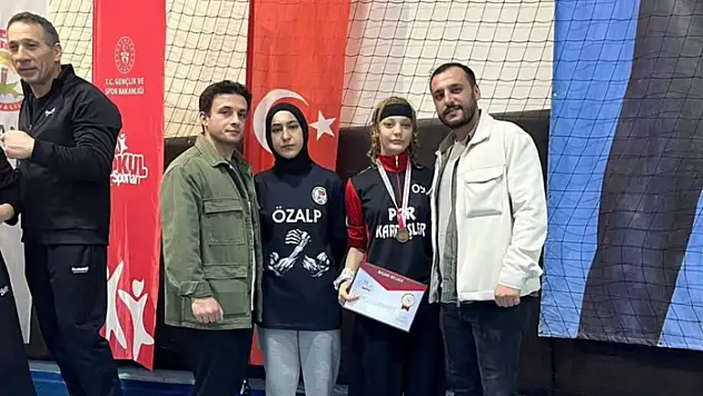 Özalplı öğrenci bilek güreşinde Türkiye üçüncüsü oldu