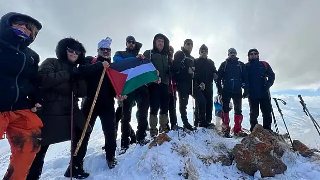 Pamuk Dağı'nda Filistin bayrağı açtılar