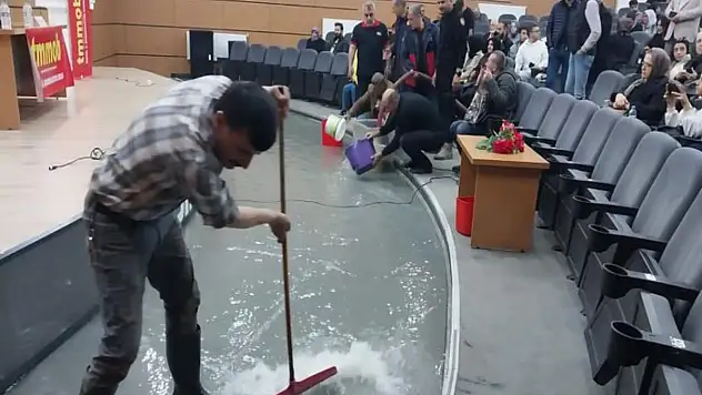 Panelin yapılacağı salonu su bastı, Prof. Dr. Görür salondan ayrıldı