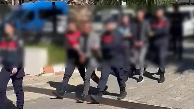 Parasını gasbedip, benzinle yakmaya çalıştılar