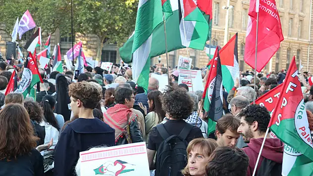 Paris'te binlerce kişi İsrail'in Gazze'ye saldırılarını protesto etti