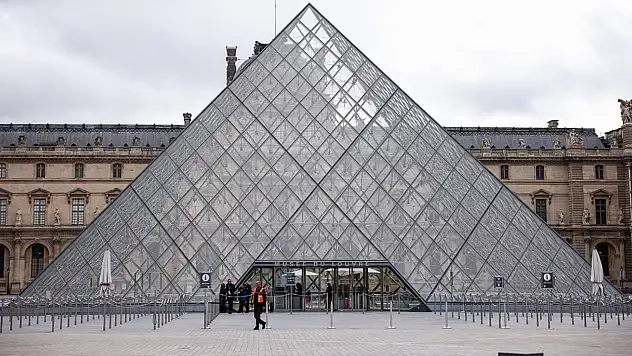 Paris'teki Louvre Müzesi çalışanları greve gitti, müze açılmadı