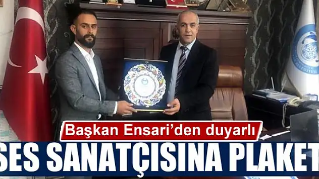 Başkan Ensari'den duyarlı ses sanatçısına plaket