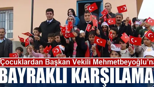 Çocuklardan Başkan Vekili Mehmetbeyoğlu'na bayraklı karşılama