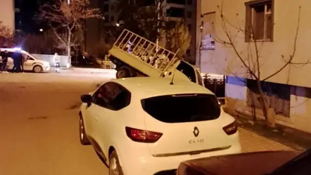 Pikap apartman bahçesine uçtu