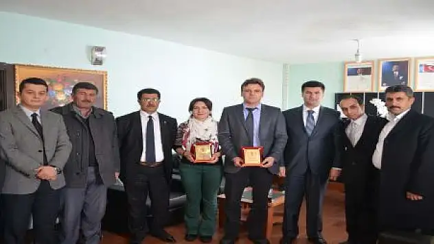 Ak Partililerden doktorlara plaket