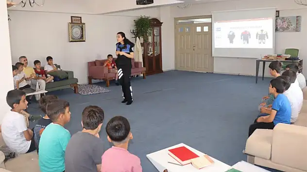 Polisten çocuklara bilinçli internet kullanımı bilgilendirmesi
