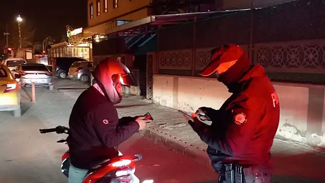 Polisten yurtlar önünde sıkı denetim