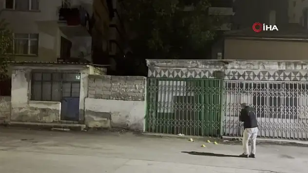 Pompalı tüfekle evi kurşunladılar