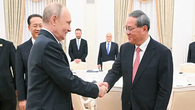 Putin, Çin Başbakanı Li ile bir araya geldi