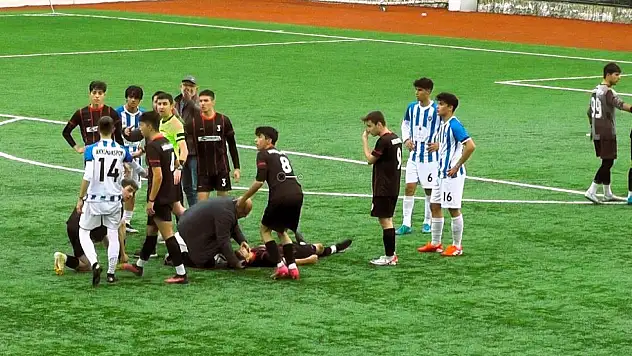 Rakibiyle çarpışan genç futbolcu bilincini kaybetti