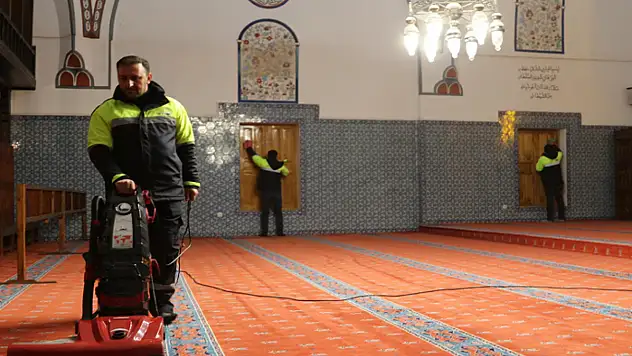 Ramazan öncesi camilerde gül kokulu temizlik sürüyor
