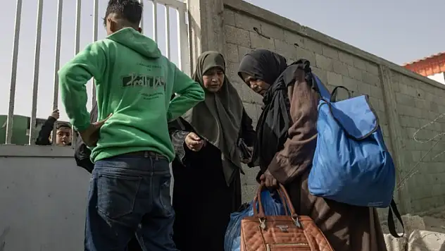 Refah'ın çift yönlü açılışının ilk gününde 12 kişi Mısır'a geçti