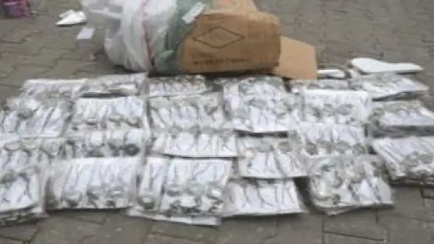 Başkale'de Kaçak Saat ve Çanta Operasyonu