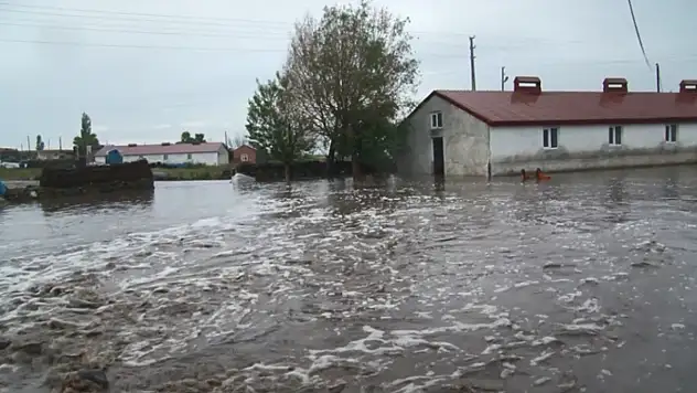 Sağanak yağış sele dönüştü: Evler sular altında kaldı