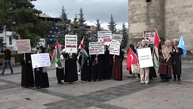 Sağlık çalışanları Gazze için yürüdü