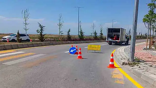 Sahil yolunda yol çizgi çalışmaları