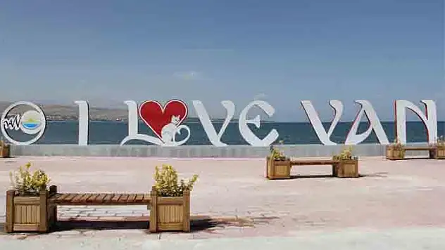 Sahil yolundaki 'I Love Van' yazısı yenilendi