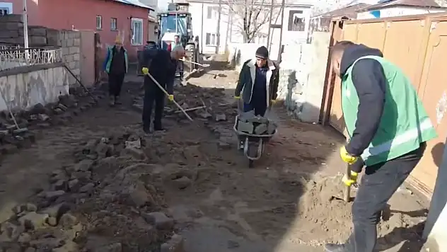 Salihiye Mahallesi'nde parke yama çalışması