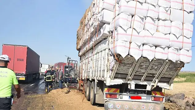 Saman yüklü araçta 11 düzensiz göçmen yakalandı