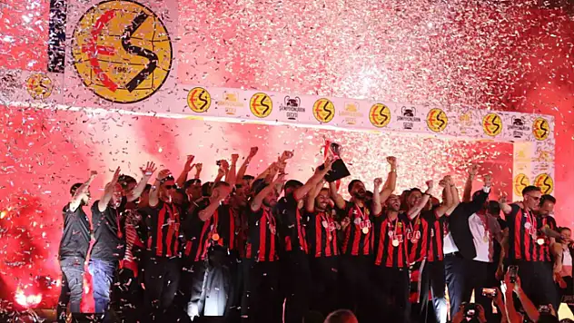 Şampiyon Eskişehirspor kupasını kaldırdı