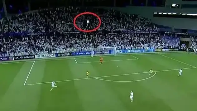 Şampiyonlar Ligi maçında top drone'a çarptı