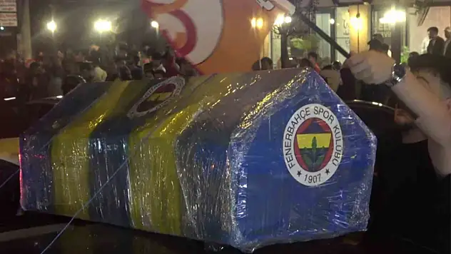 Şampiyonluk kutlamalarında Fenerbahçe tabutu taşındı