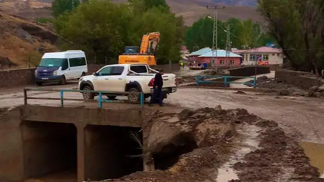 Saray'da etkili yağış sele neden oldu