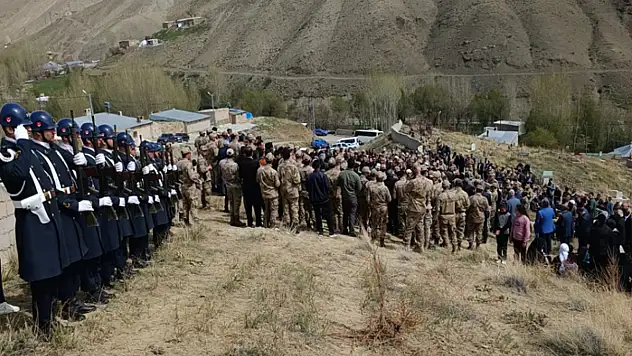 Şehit olan güvenlik korucusu Davut Şafak toprağa verildi
