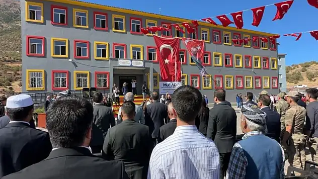 Şemdinli'de onarılan okul, öğrencilerine kapılarını açtı