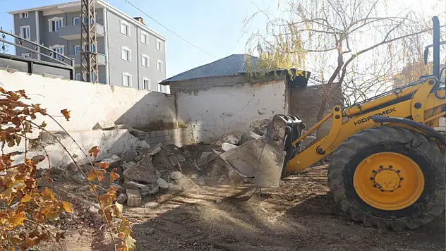 Şemsibey Mahallesi'nde ahır yıkımı ve enkaz temizliği