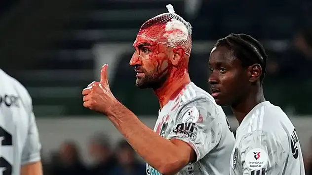 Serdar Dursun ve Jerome Opoku hava topu mücadelesinde çarpıştı