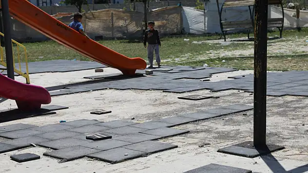 Sevgi Parkı'na zarar verildi