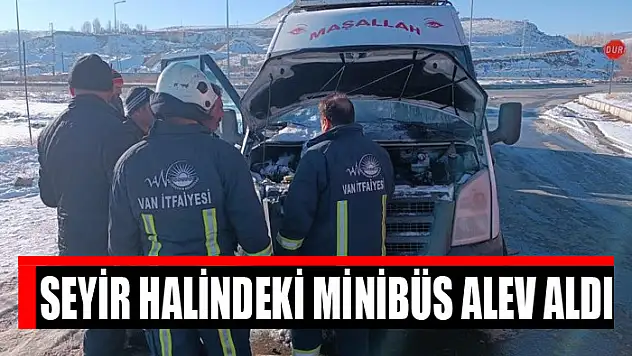 Seyir halindeki minibüs alev aldı
