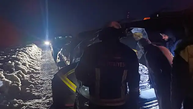 Seyir halindeyken yanan aracın motoruna karla müdahale