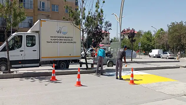 Seyit Fehim Arvasi Mahallesi'nde tümsek boyama çalışması