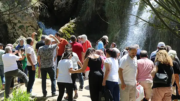 Sıcaktan bunalan şelalede serinledi