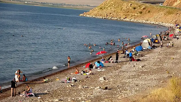 Sıcaktan bunalan vatandaşlar Van Gölü'ne akın etti